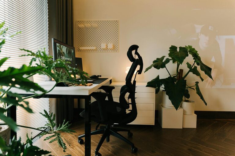 Simple and Effective Ways to Create a Relaxing Home Office Environment